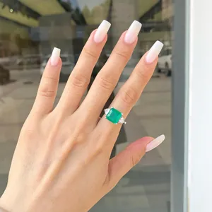 Dettaglio dell'anello in argento S925 con pietra verde taglio smeraldo e zirconi chiari