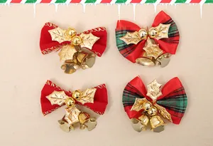 Juego de cuatro lazos navideños festivos con cascabeles y hojas doradas sobre fondo tela.