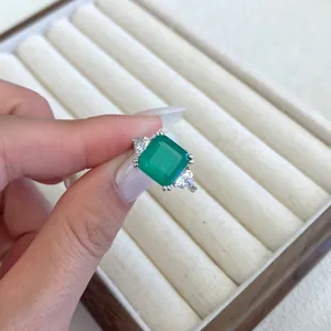 Dettaglio macro di un elegante anello in argento S925 con zircone verde smeraldo lucido