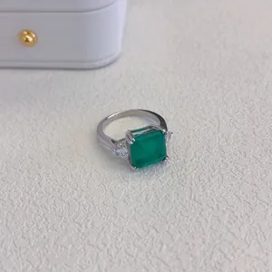 Primo piano di anello vintage in argento S925 con gemma verde taglio smeraldo