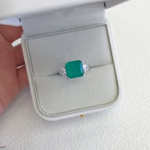 Vista dettagliata di un anello in argento S925 con un grande zircone verde smeraldo