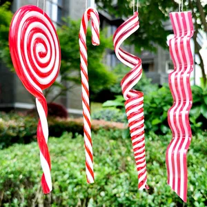 Detail van rood en wit gestreepte nep snoep kerstboom hangende decoratieve ornamenten.