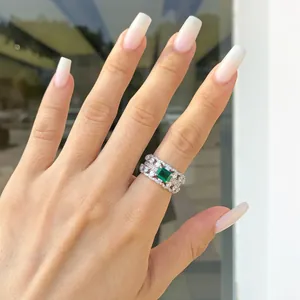 Primo piano di un anello vintage in argento S925 con zircone verde smeraldo sulla mano.