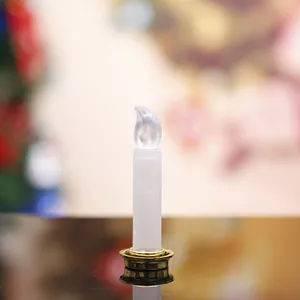 Gros plan d'une mini bougie LED décorative avec base dorée pour la décoration de Noël