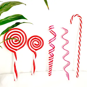 Gedetailleerde weergave van rood-wit gestreepte plastic snoepjes voor kerstboomdecoratie.