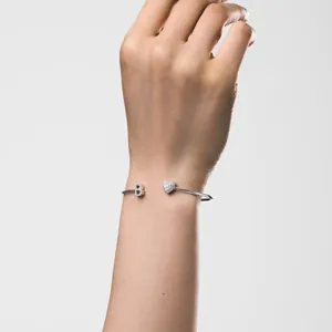 Nahaufnahme eines S925 Sterling Silber Armreifs mit Pavé-Herz und Buchstaben B-Design