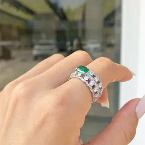 Vista dettagliata di un anello in argento S925 con zircone verde taglio smeraldo
