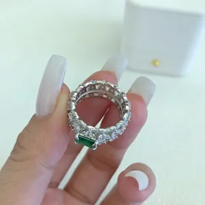 Vista dettagliata di un elegante anello in argento S925 con zircone verde smeraldo rettangolare.