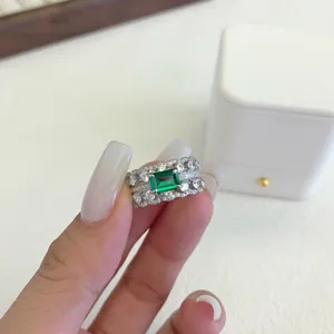 Primo piano di anello vintage in argento S925 con dettaglio in zircone verde smeraldo