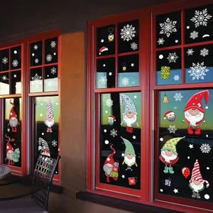 Vue détaillée des gnomes de Noël et flocons de neige électrostatiques sur une vitre