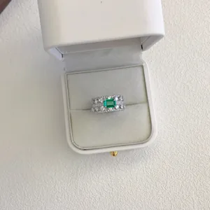 Primo piano di anello in argento S925 con pietra verde taglio smeraldo e zirconi