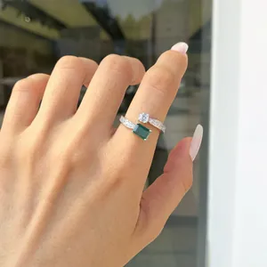 Vista dettagliata di un anello bypass in argento 925 con pietre di zircone verdi e trasparenti