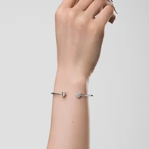 Detailansicht eines minimalistischen silbernen S925-Armreifs mit Herz und Buchstabe D.
