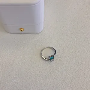 Vista dettagliata di un anello in argento S925 vintage con uno zircone verde taglio smeraldo
