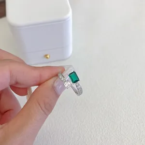 Primo piano di un elegante anello in argento S925 con zircone verde smeraldo