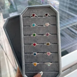 Exklusive Kollektion von S925 Silberringen mit herzförmigen bunten Geburtssteinen