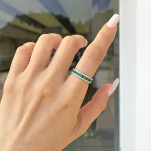 Primo piano di un anello in argento 925 con zirconi verdi con taglio smeraldo