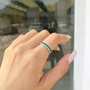 Dettaglio di un anello in argento 925 con zirconi verde smeraldo e bianchi.
