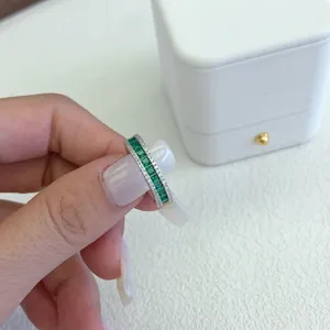 Dettaglio di un anello vintage in argento S925 con zirconi color verde smeraldo.