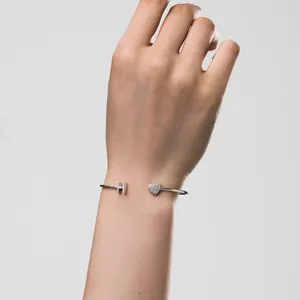 Nahaufnahme eines S925 Sterling Silber Armreifs mit pavé Herz und Buchstaben H Anhänger
