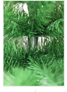 Detailaufnahme der dichten grünen PVC-Nadeln und Zweigstruktur eines Weihnachtsbaums