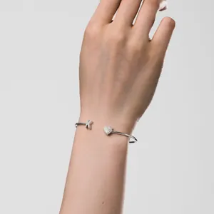 Detailansicht des S925 Sterling Silber Armreifs mit funkelndem Herz und dem Buchstaben K