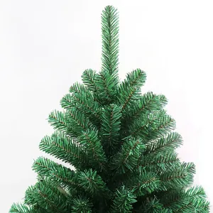 Detaillierte Draufsicht eines üppigen grünen künstlichen PVC-Weihnachtsbaums auf weiß