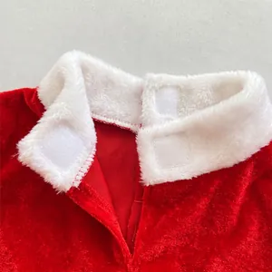 Detaillierte Nahaufnahme eines roten Plüsch-Weihnachtskostüms für Mädchen mit Pelzkragen