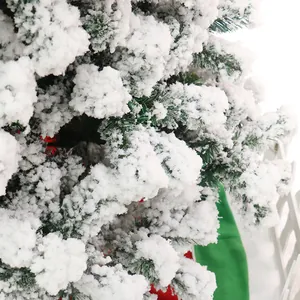 Primer plano de ramas de árbol de Navidad nevadas con una densa textura blanca