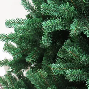 Nahaufnahme von dichten grünen PVC-Nadeln an einem künstlichen Weihnachtsbaumzweig