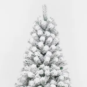 Árbol de Navidad flocado de alta densidad con ramas nevadas de aspecto realista
