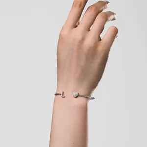 Detailansicht eines offenen Armreifs aus S925-Sterlingsilber mit Herz und Buchstabe L