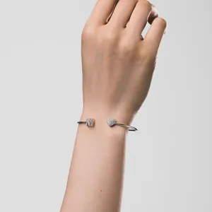Detailansicht eines S925 Silberarmbands mit diamantbesetztem Buchstaben M und Herz