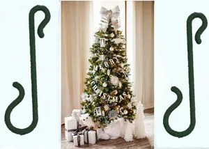 Dunkelgrüne S-Haken aus Metall speziell zum Aufhängen von Weihnachtsbaumschmuck.