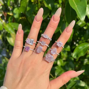 Gros plan de plusieurs bagues en argent avec zircons roses taille fleur de glace