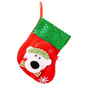 Festlicher roter Weihnachtsstrumpf-Geschenkbeutel mit Eisbär und grünem Paillettenbesatz