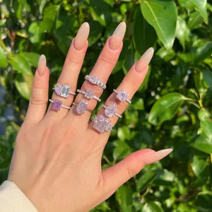 Sélection de bagues en argent S925 avec zircons roses taille glace présentées sur la main