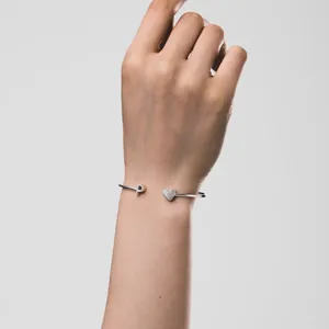 Exquisites Detail eines S925 Sterling Silber Armreifs mit Pavé-Herz und Buchstabe P