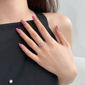 Bague élégante en argent 925 avec zircon rose en forme de poire sur la main.