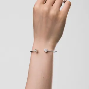 Detail eines S925 Silber-Armreifs mit Kristall-Buchstaben S und Herz-Anhänger
