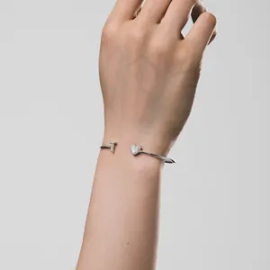 Detailaufnahme eines S925 Sterling Silber Armreifs mit Herz und dem Buchstaben T