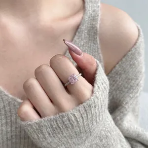 Gros plan d'une bague en argent S925 avec un zircon rose carré taille fleur de glace.