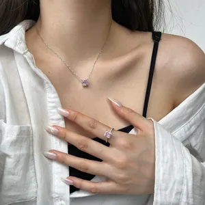 Élégant ensemble en argent S925 avec bague en zircon rose carré et collier assorti détail