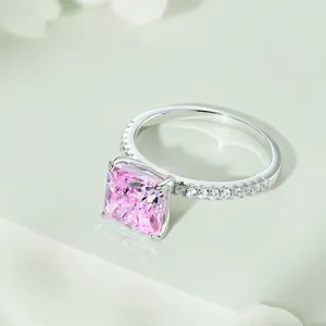 Macro détaillée d'une bague en argent S925 avec une grande pierre précieuse rose carrée