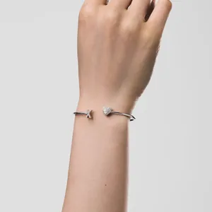 Detailansicht des S925 Silberarmbands mit Buchstabe X und glitzerndem Herzanhänger.
