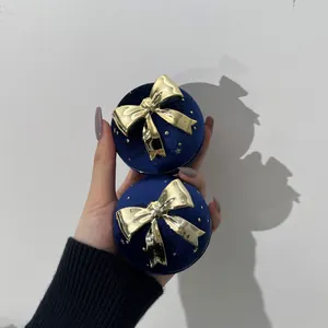 Nahaufnahme runder blauer Samt-Schmuckschatullen mit goldenen Schleifen