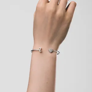 Nahaufnahme eines S925 Sterlingsilber-Armreifs mit Herz- und Buchstaben-Z-Design