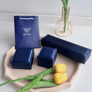 Detailansicht des dunkelblauen Schmuck-Geschenkbox-Sets mit passender Papiertüte