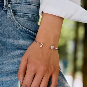 Detailansicht eines S925 Silberarmreifs mit Z-Buchstaben und Herz am Handgelenk
