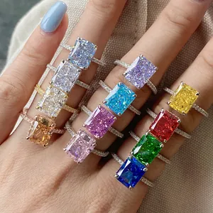 Nahaufnahme von zehn farbigen quadratischen Ringen mit Eisschliff an den Fingern